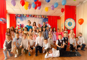 В добрый путь, дорогие и любимые наши выпускники! В добрый путь, дорогие и любимые наши выпускники!.